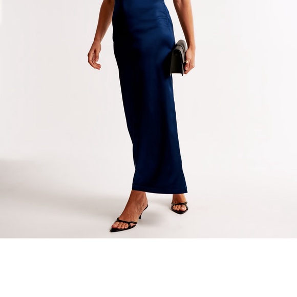 New with tags!
Abercrombie and Fitch Strapless Satin Sculpt Maxi Dress - Picture 2 of 3